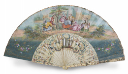 1256.  Abanico con padrones de hueso tallado y policromado del siglo XVIII y país posterior de papel pintado e iluminado con escena galante y escena mitológica en el reverso, h. 1830-1840.Francia, primer tercio del S. XIX.