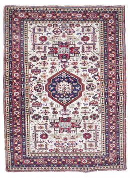 1004.  Alfombra de campo blanco con decoración geométria, medallón central y cenefa roja. Persia, S. XX.
