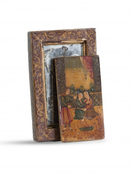 503.  Espejo persa en papier mâche con escenas palaciegas y carta.Dinastía Qajar, Irán, S. XIX.