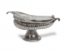 445.  Naveta en plata con decoración repujada.S. XVIII - XIX.