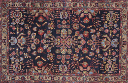 479.  Alfombra en lana de campo azul y flores.