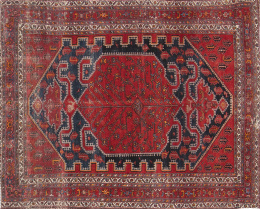 567.  Alfombra en lana de campo rojo y azul, con formas geométricas.Caúcaso.