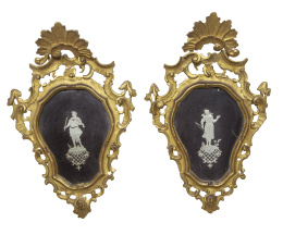 1219.  Pareja de cornucopias Fernando VI de madera tallada y dorada con lunas grabadas con las figuras de Diana y Apolo.La Granja, mediados del S. XVIII.