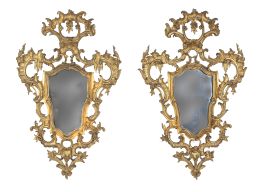 1274.  Pareja de cornucopias Carlos III en madera tallada y dorada decoradas con flores.España, S. XVIII.