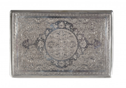 653.  Pitillera de plata con decoración grabada.Persia, S. XIX.