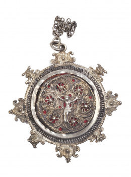 704.  Patena circular de plata sobredorada, filigrana de plata y terciopelo rojo.La Alberca o León, S. XVII.