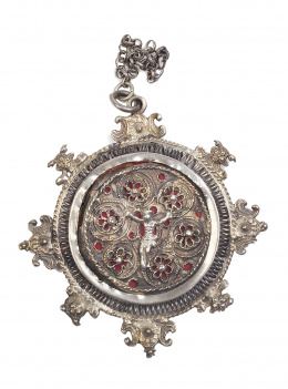 704.  Patena circular de plata sobredorada, filigrana de plata y terciopelo rojo.La Alberca o León, S. XVII.