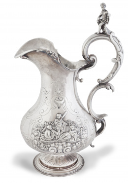 622.  Jarro en plata en su color con trabajo repujado. Con marcas.Emile Hugo, París, h. 1870.