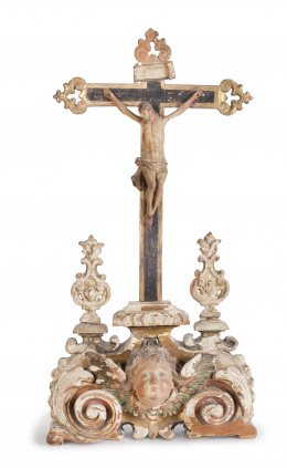 566.  Cristo crucificado.Madera tallada y policromada y dorada.Trabajo español, S. XVIII.