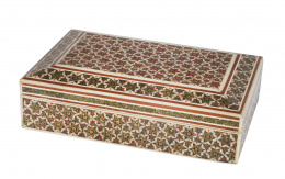 660.  Caja con marquetería de khatamkai de micromosaico con decoración de estrellas.Trabajo persa, dinastía Qajar, pp. del S. XX.