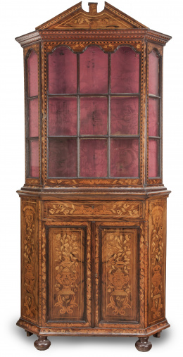 590.  Vitrina sobre armario en madera de nogal y marquetería.Holanda, h. 1800.