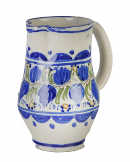 568.  Jarro de cerámica esmaltada decorado con un friso de hojas en azul y verde oliva.Manises, pp del S. XX.