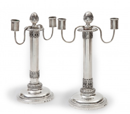 551.  Par de candelabros reina Gobernadora de dos brazos de luz, desmontables en candeleros. Marcados en la base.Pedro Antonio de Sasa, Pamplona, 1836.