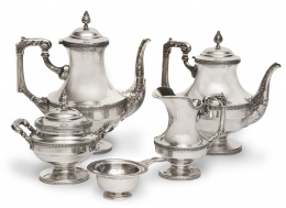 1190.  Cafetera, tetera, azucarero, lechera y filtro de té en plata con punzones de Alfredo Álvarez en Bilbao, ley 916, ff. del S. XIX.