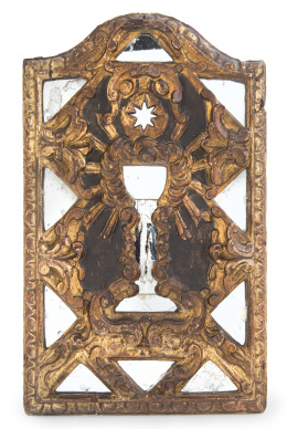 620.  Exaltación de la Eucaristía.Placa en madera tallada, dorada y policromada con espejos.España, S. XVII.