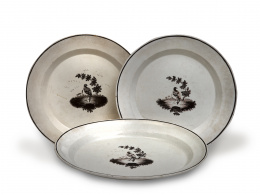 1228.  Tres fuentes de cerámica italiana decoradas con aves, dos circulares y una oval.Nápoles, S. XVIII.