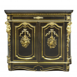 972.  Entredós Napoleón III de estilo Luis XIV, en madera ebonizada con aplicaciones de latón y bronce dorado.Trabajo francés, ff. del S. XIX.