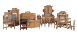 1432.  Lote de muebles de casita de muñecas de comedor y dormitorio, de madera con aplicaciones metálicas y uno de pasta.Principios del S. XX.