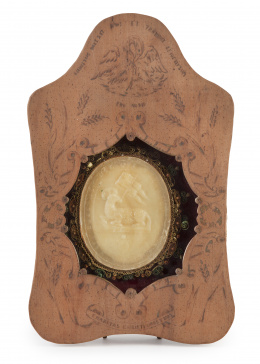 556.  "Agnus Dei", medallón de cera en relieve y marco en papel dorado, fechado en 1909. Trabajo romano.Con marco de madera tallada, fechado en 1911. Trabajo francés.