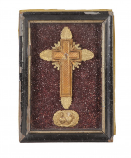 557.  Relicario de la Cruz de Cristo, aplicada sobre metal dorado y granates.Francia, S. XIX.
