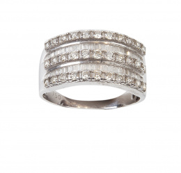 211.  Sortija ancha de brillantes con tres bandas de brillantes alternas con diamantes talla baguette