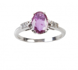 83.  Sortija con rubíde talla oval central de 1,08 ct flanqueado por parejas de brillantes