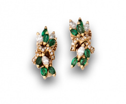 669.  Pendientes de esmeraldas y diamantes navettes y brillantes en oro amarillo de 18K.