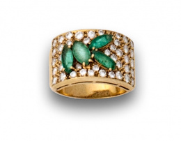 132.  Sortija de esmeraldas navette y pavé de brillantes en oro amarillo de 18K.