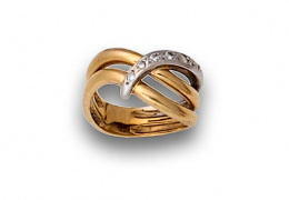 102.  Sortija nudo en oro bicolor de 18k con una de las líneas de brillantes.