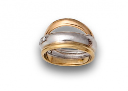 101.  Sortija con tres bandas entrelazadas de oro bicolor de 18 K y brillantes en una de ellas.