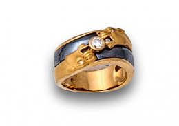 659.  Sortija de Carrera y Carrera con brillante chatón central entre dos cabezas de pantera. Numerada 162181