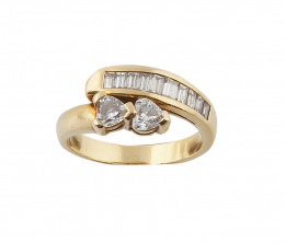 180.  Sortija con diseño de dos brazos abiertos, uno con dos diamantes talla corazón y otro con banda de baguettes