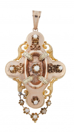 30.  Broche-colgante isabelino con forma lobulada adornado con perlas y motivos aplicados y labrados