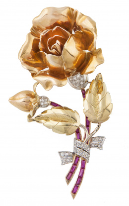 101.  Broche con diseño de rosa ramo de dos rosas años 40 con diamantes y rubíes sintéticos en oro bicolor y platino