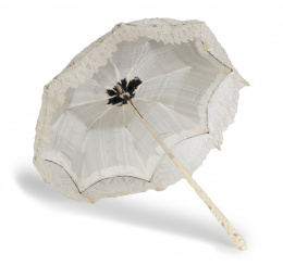 764.  Sombrilla con encaje blanco, seda y mango de marfil tallado, ff. del S. XIX.