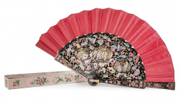 748.  Abanico en laca pintada y seda, con caja de tela.Trabjo chino para la exportación, mediados del S. XIX.