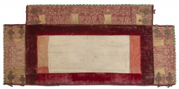 618.  Paño de altar con restos de terciopelo y aplicaciones.España, S. XVII - XVIII.