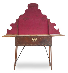 441.  Altar de campaña con alma de madera encorada, tachonada y tela.Trabajo español, S. XVIII.