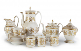 1231.  Juego de café y té imperio en porcelana esmaltada y dorada a fuego decorada con palmetas.París, primer cuarto del S. XIX.