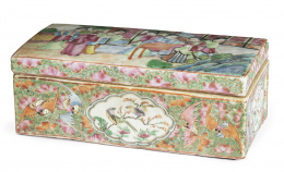 647.  Caja de tocador de porcelana esmaltada decorada con damas y aves.Cantón, S. XIX.