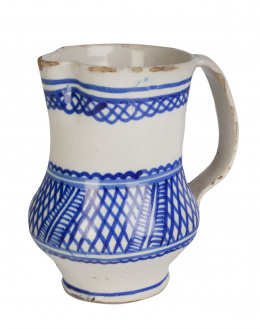 805.  Jarra de cerámica en azul y blanco, decorada con friso con reticula.Manises, S. XIX.