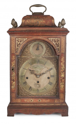694.  Eardley Norton, (1728-1792).Reloj Bracket Jorge III de madera lacada en rojo con motivos orientales dorados.Londres, Inglaterra, último cuarto del S. XVIII.