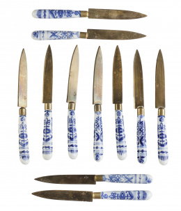 637.  Juego de once cuchillos con mangos de porcelana en azul y blanco, con el motivo de "onion pattern".Quizás Meissen, S. XIX.