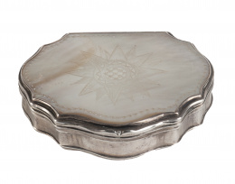 1073.  Caja  Carlos IV en plata y nácar grabado con una rosa de los vientos.Román, Salamanca, h. 1801.