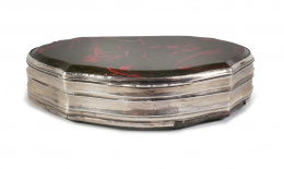 1068.  Tabaquera simulando piedra de sangre o heliotropo con montura de plata.ff. del S. XVIII - pp. del S. XIX.