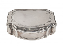 1071.  Tabaquera Carlos IV de plata en su color e interior vermeille. Con marcas.TBT, Barcelona, ff. del S. XVIII - pp. del XIX.