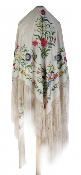 744.  Mantón de "Manila" en seda con flores bordadas en hilo de color, pp. del S. XX.