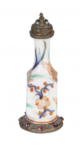 673.  "Snuff bottle" en porcelana de estilo imari, con pie y tapa de plata dorada con turquesas y piedras simuladas.China, S. XIX.