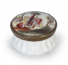 771.  Caja para rapé esmaltada con cristal en el interior, h. 1800.