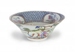 672.  Cuenco en porcelana esmaltada. Con marcas en dorado.China, S. XVIII.